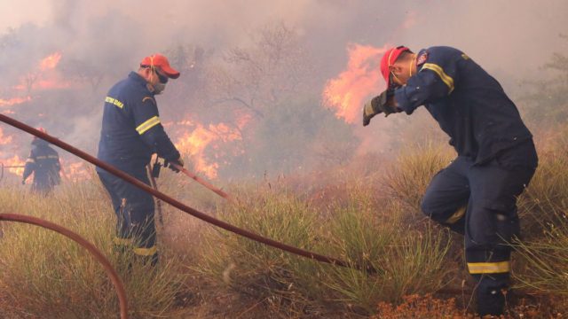 Φωτιά στη Ζάκυνθο: Σοβαρός τραυματισμός εποχικού πυροσβέστη κατά την προσπάθεια κατάσβεσης