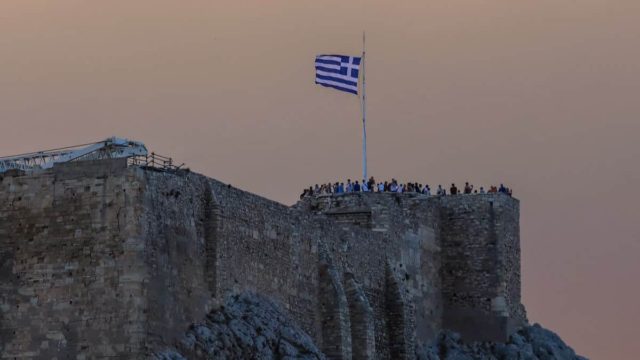 Φωτιές στην Ελλάδα: Πρωτοσέλιδα των διεθνών ΜΜΕ – Τι λένε και πού εστιάζουν στα δημοσιεύματά τους