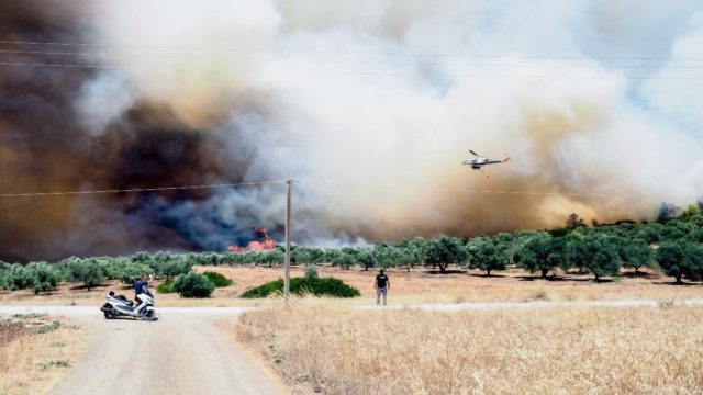 Ανεξέλεγκτη η φωτιά στην Καβάλα: Εκκένωση ακόμη τριών οικισμών – Πληροφορίες για καμένα σπίτια