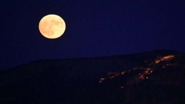 Η Φωτογραφία της Ημέρας: Η υπερπανσέληνος του 2023 πάνω από το καλοκαιρινό Ναύπλιο!