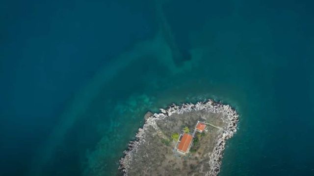 Παράδεισος: Η άγνωστη βυθισμένη γέφυρα της Ελλάδας και ο κρατήρας με τα νούφαρα!