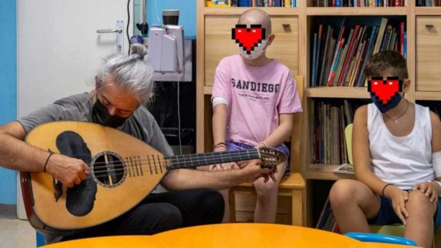 O Γιάννης Χαρούλης βρέθηκε στο πλευρό των παιδιών που παλεύουν με τον καρκίνο – Τραγούδησε και έπαιξαν μαζί μουσική