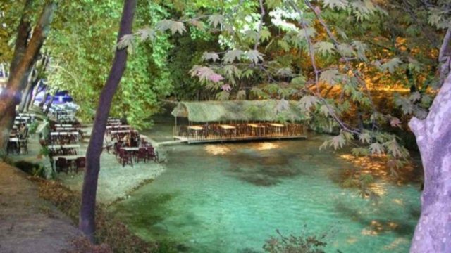 Μαγική τοποθεσία: Το ελληνικό χωριό δίπλα στο ποτάμι που έγινε πόλος έλξης χιλιάδων τουριστών από όλο τον κόσμο