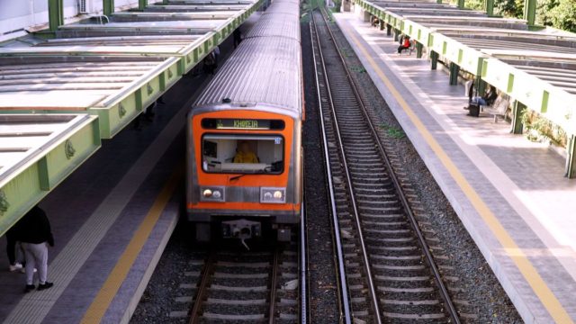 Τραγωδία στις γραμμές του ηλεκτρικού: Νεκρή η 20χρονη που έπεσε στον σταθμό «Βικτώρια»