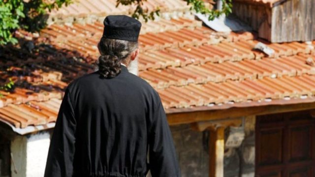 Σάλος στην Εύβοια: Ενορίτισσα χαστούκισε ιερέα και του τα «έψαλε» για… τις νέες ταυτότητες
