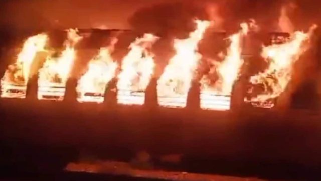 Ανείπωτη τραγωδία: Νεκροί από φωτιά σε βαγόνι τρένου στην Ινδία – Kαρέ καρέ η στιγμή που όλα έγιναν παρανάλωμα του πυρός (video)