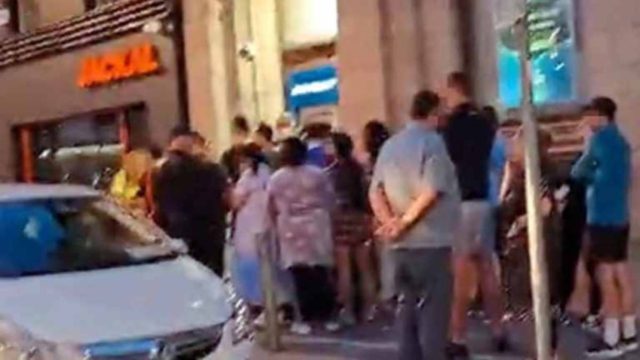 Πανζουρλισμός στις τράπεζες: ΑΤΜ μοίραζαν…τζάμπα λεφτά – Πελάτες έπαιξαν ξύλο στις ουρές (video)