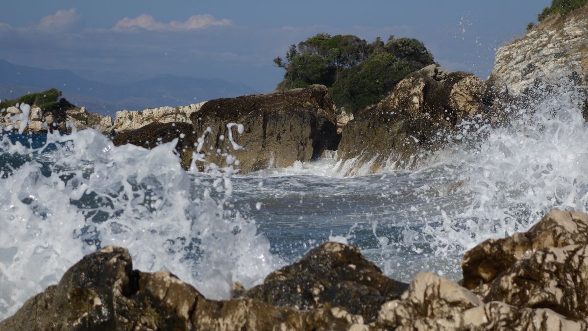 Καιρός Τετάρτη 9/8: Τριήμερο με λυσσαλέα μελτέμια έως 7 μποφόρ – Alert για εκδήλωση νέων πυρκαγιών!