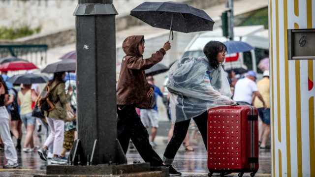 «Τούμπα» ο καιρός από σήμερα (10/8): Μπουρίνια, καταιγίδες, μέχρι και χαλάζι στα βόρεια – 3ήμερο κύμα δροσιάς