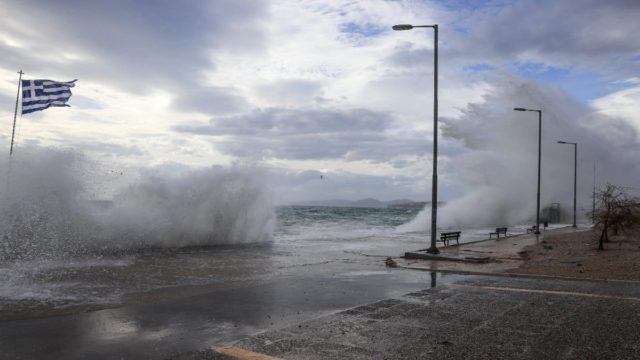 Καιρός σήμερα 12/8: Μελτέμια έως 7 μποφόρ στο Αιγαίο – Πού θα βρέξει και πώς θα κινηθούν οι θερμοκρασίες του Σαββατοκύριακου (video)