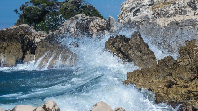 Καιρός σήμερα 13/8: Τοπικές βροχές σε αρκετές περιοχές της χώρας – Χαμηλό «πλαφόν» στη θερμοκρασία φέρνουν οι βοριάδες (video)