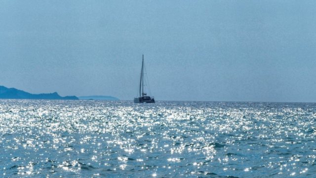 Καιρός σήμερα 16/8: Ανεβαίνει ο υδράργυρος, εξασθενούν τα μελτέμια – Πού θα «χτυπήσει» 36άρια (video)
