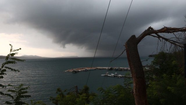 Καιρός σήμερα 7/8: Ανάσες δροσιάς με βροχές, ισχυρούς ανέμους και πτώση της θερμοκρασίας μετά το τελευταίο «κύμα» καύσωνα (video)