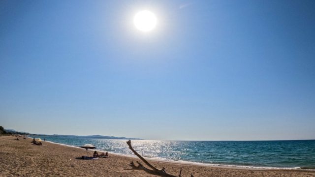 Καιρός σήμερα 1/8: Με 37άρια κάνει «ποδαρικό» ο Αύγουστος – Πού θα βρέξει τοπικά