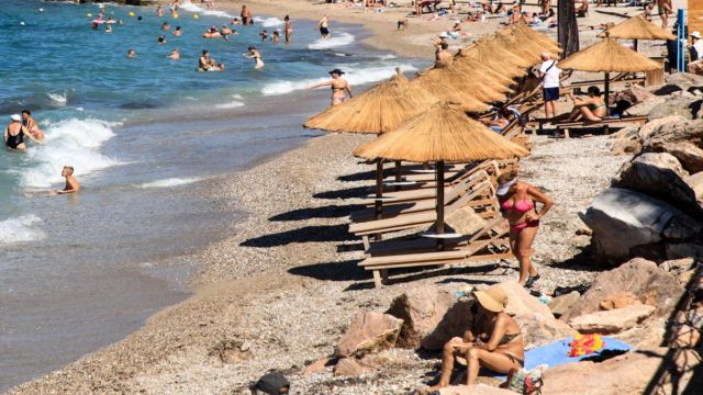 Έχει ξεφύγει η κατάσταση – Νέα καταγγελία για beach bar: Δεν την άφηναν να παρκάρει κοντά στο μαγαζί – «Αν το αφήσεις εκεί θα βρεις σκασμένα τα λάστιχα…» (video)