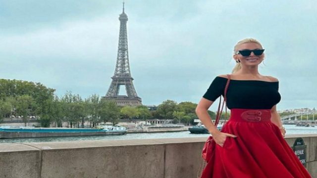 Η Κατερίνα Καινούργιου σαν άλλη… «Emily in Paris» – Οι πόζες της παρουσιάστριας μπροστά από τον Πύργο του Άιφελ (photo)
