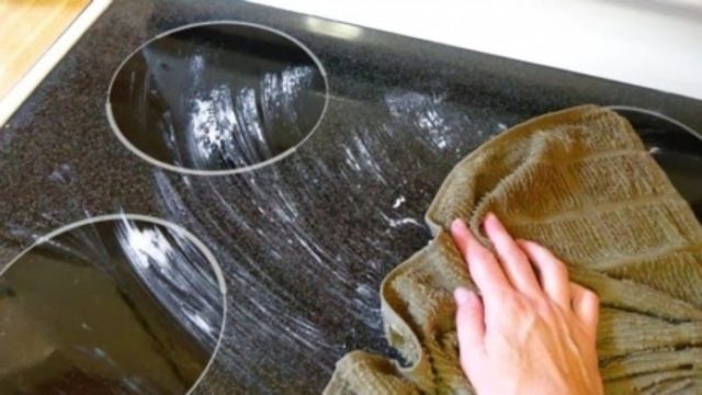 Κουζίνα «του κουτιού»: Ο μόνος σωστός τρόπος για να καθαρίζετε την κεραμική εστία άριστα!