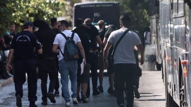 Νέα Φιλαδέλφεια: Στον ανακριτή οι κατηγορούμενοι για τη δολοφονία του Μιχάλη Κατσουρή – Οπαδοί της ΑΕΚ περίμεναν απέξω (video)