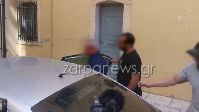 Χανιά: Στον ανακριτή ο «εγκέφαλος» του κυκλώματος παράνομων υιοθεσιών – «Γιατρέ σ’ αγαπάμε» του φώναζαν έξω από τα δικαστήρια (video-photos)