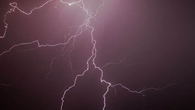 Στο «κόκκινο» από κεραυνούς Αττική, Εύβοια, Κυκλάδες – Τι είναι η «ξηρή καταιγίδα» που θέτει νέο κίνδυνο πυρκαγιών