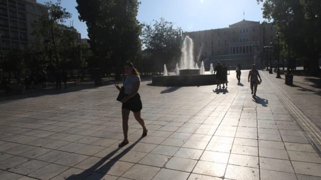 Καιρός: Νέα διπλή προειδοποίηση για υψηλές θερμοκρασίες – Αραιή σκόνη στην ατμόσφαιρα