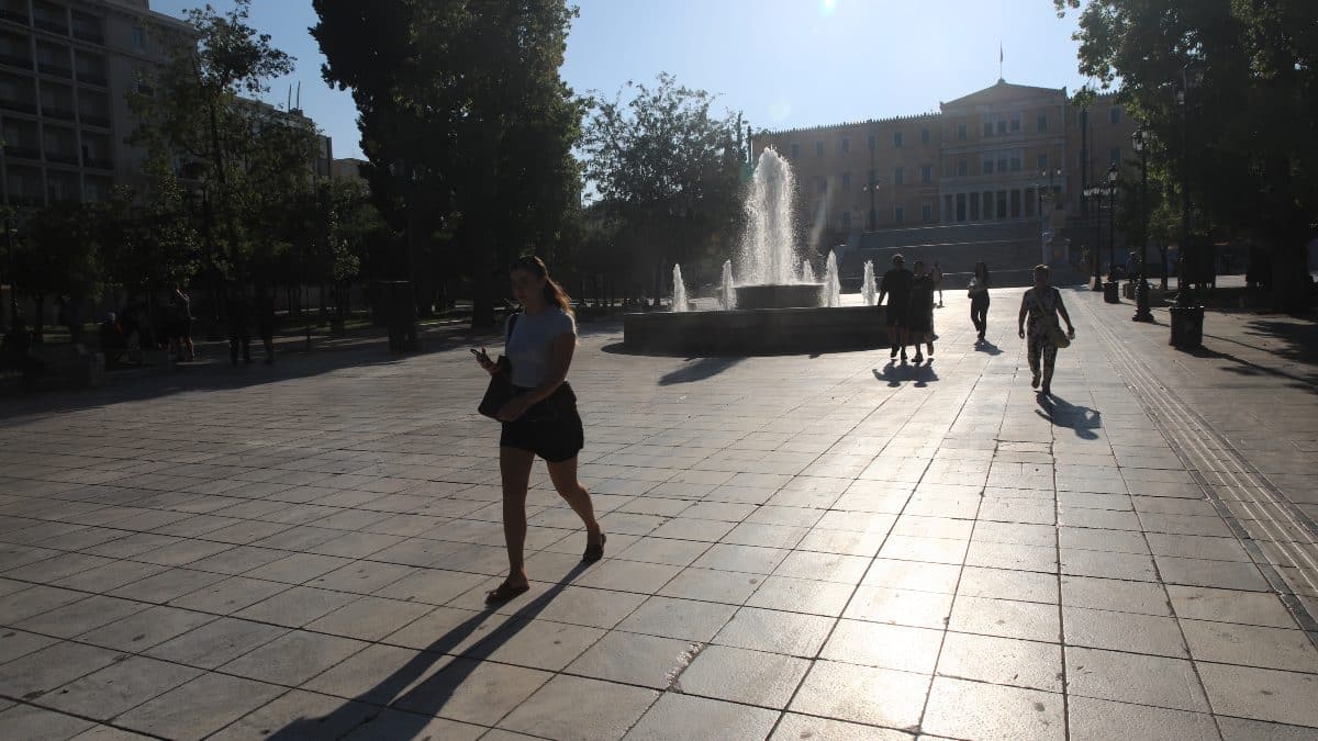 Καιρός: Νέα διπλή προειδοποίηση για υψηλές θερμοκρασίες – Αραιή σκόνη στην ατμόσφαιρα
