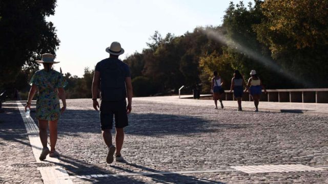 Καιρός σήμερα 28/8: Μίνι καύσωνας έως 38 βαθμούς – Σε ποιες περιοχές θα βρέξει