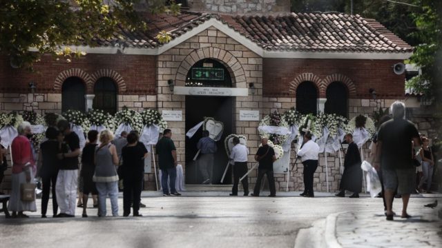 Σπαραγμός στην κηδεία του 11χρονου Χρήστου: Σε λευκό φέρετρο η σορός του – Υποβασταζόμενος ο Οδυσσέας Σταμούλης για το τελευταίο «αντίο» στον γιο του