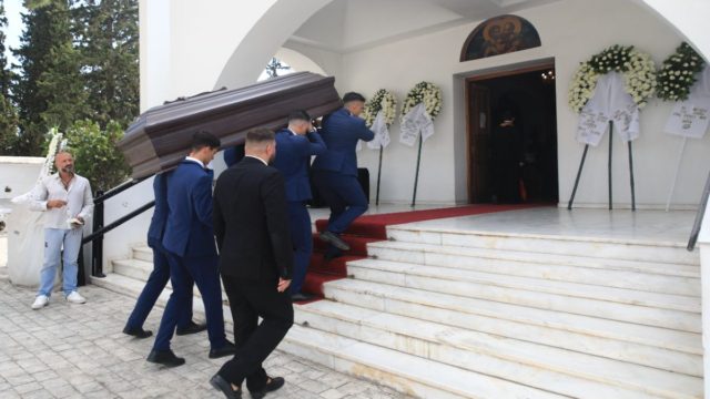 Θρήνος στο Παλαιό Φάληρο: Το τελευταίο «αντίο» στη Λιζέτα Νικολάου – Ο συγκινητικός αποχαιρετισμός του Γιώργου Λιάνη (photos)