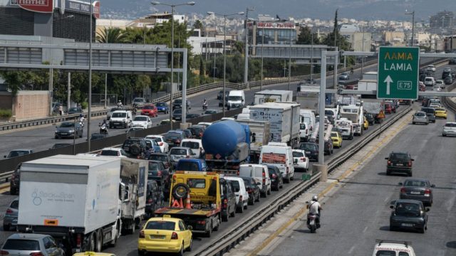 Ανατροπή νταλίκας στον Κηφισό – Ουρές χιλιομέτρων τα οχήματα στο ρεύμα προς Πειραιά