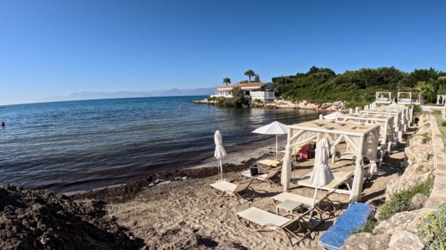 Κίνημα της πετσέτας: Σε νησιά και Αττική όλο το Σαββατοκύριακο (5-6/8) οι «Ράμπο» του υπ. Οικονομικών – «Σαφάρι» και ποινές για τις ξαπλώστρες σε παραλίες