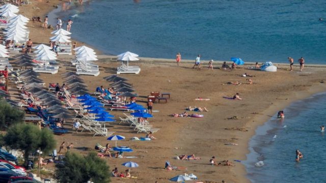 Κίνημα της Πετσέτας – Κέρκυρα: Πρόστιμα «καμπάνα» σε 4 μαγαζιά για παράνομη κατάληψη στην παραλία Κοντογιαλός