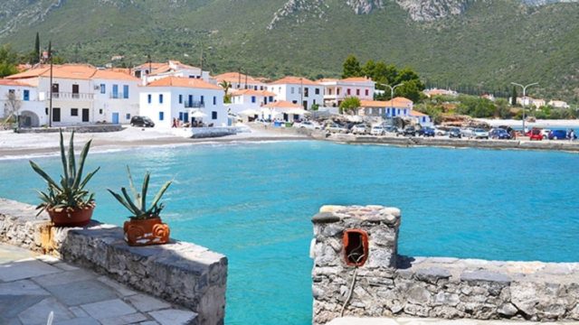 Παραθαλάσσιος παράδεισος: Το κρυμμένο ελληνικό χωριό με τις μαγικές παραλίες που ήταν για χρόνια στην απομόνωση