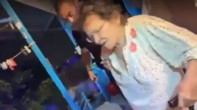Συγκινητική στιγμή: Η κυρία Τούλα επιμένει να φτιάξει καφέ σε αστυνομικούς που την απεγκλώβισαν από το σπίτι της στη Φυλή (Video)