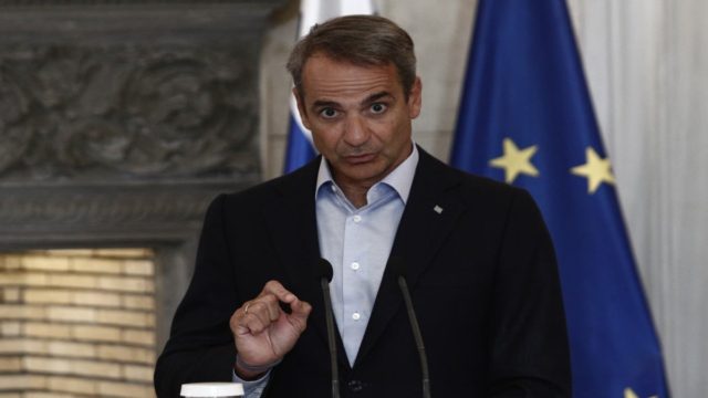 «Μπαλαδόρος» ο Κυριάκος Μητσοτάκης: “Στήνει στη σέντα” τις λέσχες των οπαδών –  Τα 4 μέτρα άμεσης εφαρμογής και το «παραθυράκι» για αυστηρότερες κυρώσεις (Video)