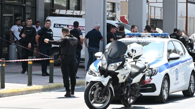 Αιματηρό επεισόδιο στον Κολωνό: Απόπειρα ληστείας και ανθρωποκυνηγητό με έναν τραυματία (photos)