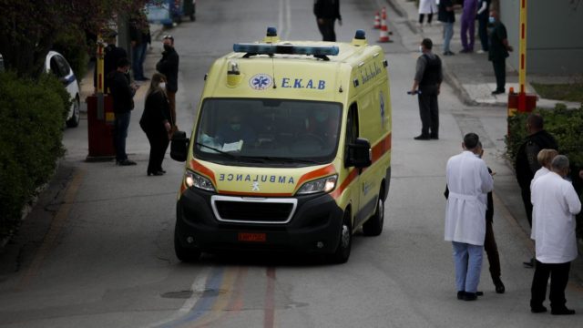 «Πυρετός» στο ΕΣΥ: Γιατί αυξάνονται ξαφνικά τα κρούσματα κορωνοϊού στη χώρα