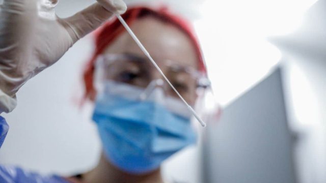 Κορωνοϊός: Ταχύτατη εξάπλωση της «Eris» – Ανησυχία στις υγειονομικές αρχές (video)