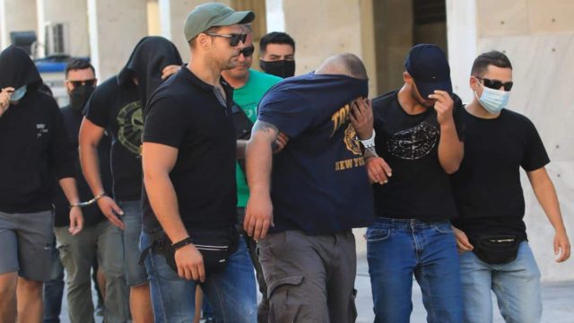 Ανθρωποκυνηγητό για τον δολοφόνο του Μιχάλη Κατσούρη – Τρεις μέρες θα απολογούνται οι Κροάτες χούλιγκανς