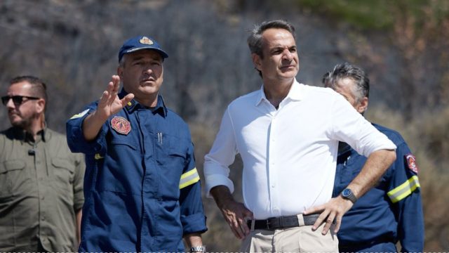 Στην Πάρνηθα ο Κυριάκος Μητσοτάκης – Αυτοψία στις πληγείσες από τη φωτιά περιοχές
