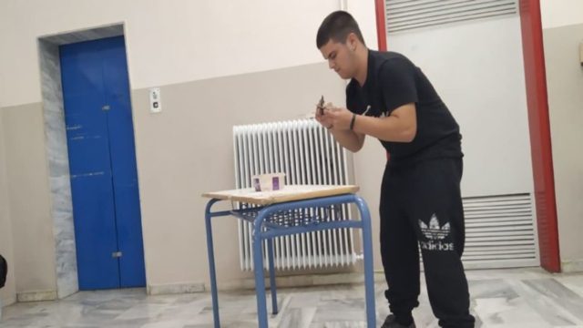 Λάρισα: Αυτός είναι ο μαθητής του ΕΠΑΛ Τυρνάβου που έγινε viral – Στα διαλείμματα επισκευάζει τα θρανία