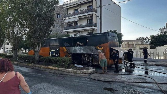Στιγμές τρόμου για επιβάτες λεωφορείου του ΚΤΕΛ που τυλίχθηκε στις φλόγες στο Μαρκόπουλο (photo)