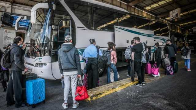 Σοκ στην Κέρκυρα: Πετροβόλησαν υπεραστικό λεωφορείο γεμάτο με κόσμο – Τραυματίστηκε ο οδηγός