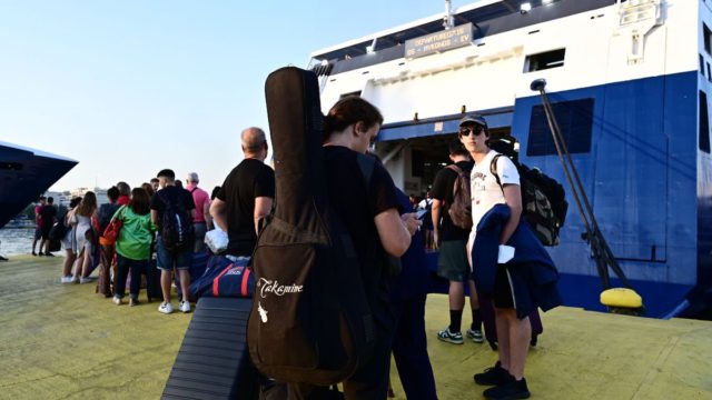 Στην τελική ευθεία για Δεκαπενταύγουστο: «Φουλαρισμένα» αναχωρούν τα πλοία από τα λιμάνια της Αττικής – Πάνω από 70.000 φεύγουν αύριο (video)