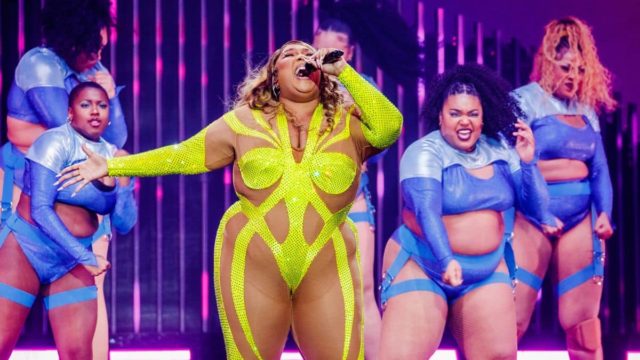 Βαριές κατηγορίες εις βάρος της Lizzo – Ανάγκαζε χορεύτριές της να τρώνε μπανάνες από κόλπους ιερόδουλων