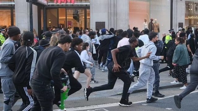 Λονδίνο: Απίστευτες εικόνες στην Oxford Street με μαζικό πλιάτσικο σε μαγαζιά – Εννέα συλλήψεις και απόλυτο χάος (video)