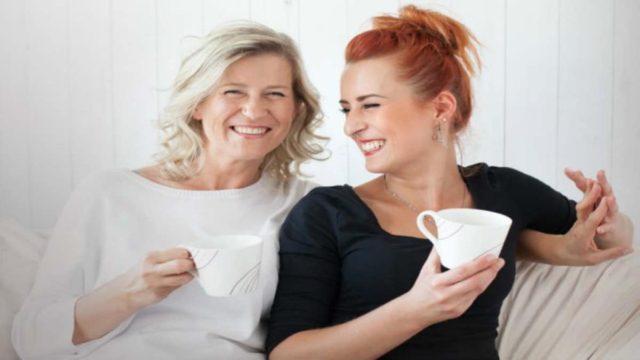 Δυο μαμάδες συζητούν για τις κόρες τους… Το ανέκδοτο της ημέρας (7/8)