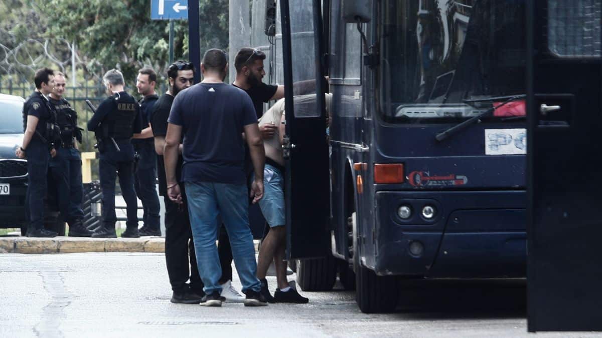 Νέα Φιλαδέλφεια: Στις φυλακές όλης της χώρας οι χούλιγκανς – Πού μεταφέρονται και με ποιες κατηγορίες (video)