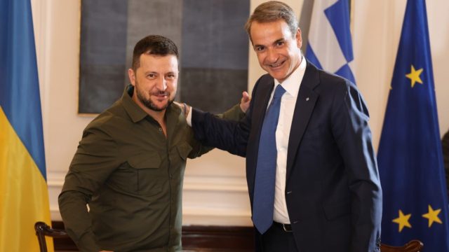 Μητσοτάκης σε Ζελένσκι: «Τα εγκλήματα πολέμου στο έδαφος της Ουκρανίας να βρουν τιμωρία, δε θα ανεχτούμε παραχάραξη συνόρων» – Το «ευχαριστώ» του Ουκρανού προέδρου (video)