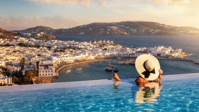 «Δώσαμε 520 ευρώ για 2 κοκτέιλ και μας απείλησαν όταν παραπονεθήκαμε»: Ο τουρισμός στην Μύκονο στα χειρότερά της!